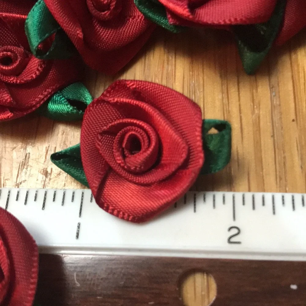100 deep red ribbon roses New and unused - Picture 2 of 5
